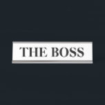 Funny placa con el nombre del escritorio "The Boss<br><div class="desc">Este gracioso plato de nombres de escritorio recuerda a todos los que están a cargo. Perfecto para un jefe,  director ejecutivo u otro.</div>