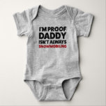 Funny Snowmobile Jersey Bodysuit para el bebé<br><div class="desc">¡¿Esperas un pequeño forastero a quien le va a encantar pasear en moto de nieve con ustedes?! ¡Qué camisa perfecta! Esta camisa de moto de nieve está hecha por White Buffalo Outdoor'. Mi misión es promover la forma de vida al aire libre con énfasis en la caza, la pesca y...</div>