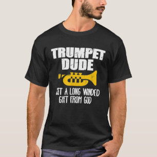 Funny Trumpet marchando con la camiseta de la band