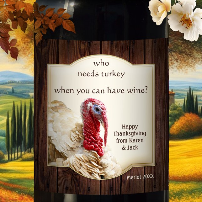 Funny Turquía Dark Wood Etiqueta de vino de Acción (A funny wine label for the Thanksgiving Holidays, featuring a painting of a turkey on rustic wood)