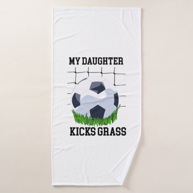 Fútbol - Mi hija patea hierba (Toalla de baño)