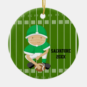 Futbolista lindo en el ornamento verde del navidad