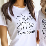 Futura Sra. Black Modern Script Custom Wedding<br><div class="desc">El guión moderno y casual de caligrafía negra de moda "Future Mrs." (futura señora),  camiseta de boda nupcial femenina,  incluye texto personalizado que puede ser personalizado con el apellido de casada de la novia. ¡Ideal para la novia en la fiesta de la soltera y el fin de semana boda!</div>