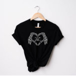 Futuro Sra. Mujeres Camisetas Gothic Skeleton mano<br><div class="desc">Esta es una camiseta inspirada en el gótico "futura señora" con las manos esqueléticas y un diseño oscuro y monótono. Edite todos los colores y frases para que esta taza se ajuste a sus necesidades de evento y estilo personal. Seleccione "personalizar esta plantilla" para realizar cualquier edición adicional :) *...</div>