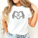 Futuro Sra. Mujeres Camisetas Gothic Skeleton mano<br><div class="desc">Esta es una camiseta inspirada en el gótico "futura señora" con las manos esqueléticas y un diseño oscuro y monótono. Edite todos los colores y frases para que esta taza se ajuste a sus necesidades de evento y estilo personal. Seleccione "personalizar esta plantilla" para realizar cualquier edición adicional :) *...</div>