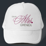 Futuro Sra. Personalizable Gorra<br><div class="desc">¡Atención futuras novias o novias Wanna-Bes! Personalizar a este divertido gorra con el nombre de su futuro marido, ya sea real o imaginario. Perfecto para las novias que se van a llevar a fiestas de soltera, ensayos de bodas, cenas de ensayo, duchas de novias y todos sus eventos pre-bodas. Y...</div>