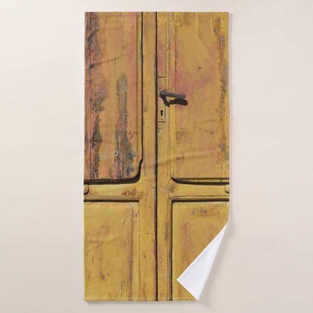 Gabinete de madera marrón cerrada (Toalla de baño)