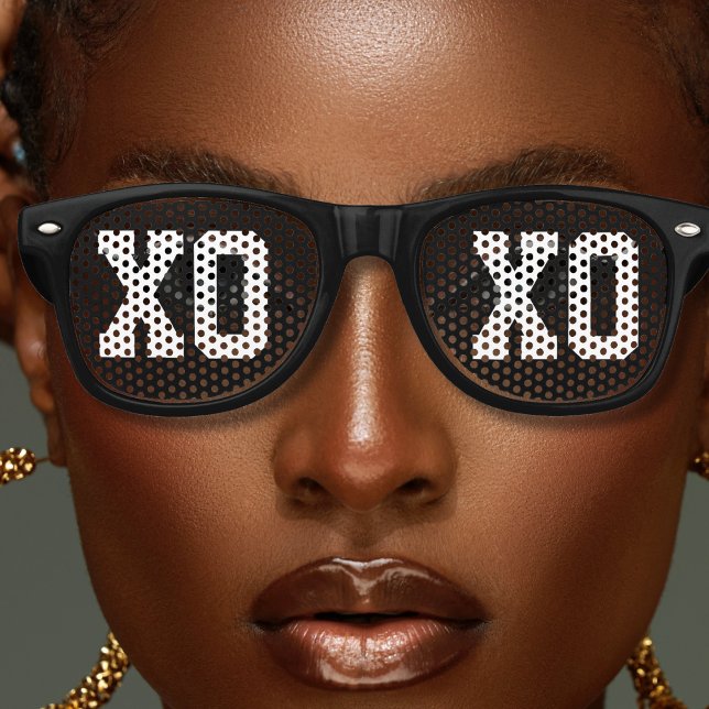 Gafas De Fiesta Retro Abrazos y besos de Guay Black XOXO (black retro sunglasses with bold letter text XOXO)