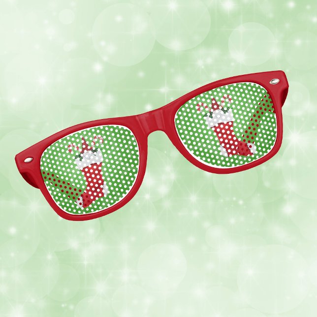 Gafas De Fiesta Retro Gnome divertido en los Navidades rojos agitando el (Cute gnome with candy canes in red Christmas stocking on green retro party glasses.)