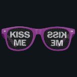Gafas De Fiesta Retro Kisme me Fiesta Shades Funny Trendy Retro Halftone<br><div class="desc">Gracioso fiesta Kiss Me Retro diseño de gafas de sol de estilo lafón.</div>