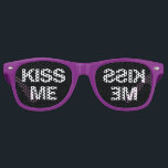 Gafas De Fiesta Retro Kisme me Fiesta Shades Funny Trendy Retro Halftone<br><div class="desc">Gracioso fiesta Kiss Me Retro diseño de gafas de sol de estilo lafón.</div>