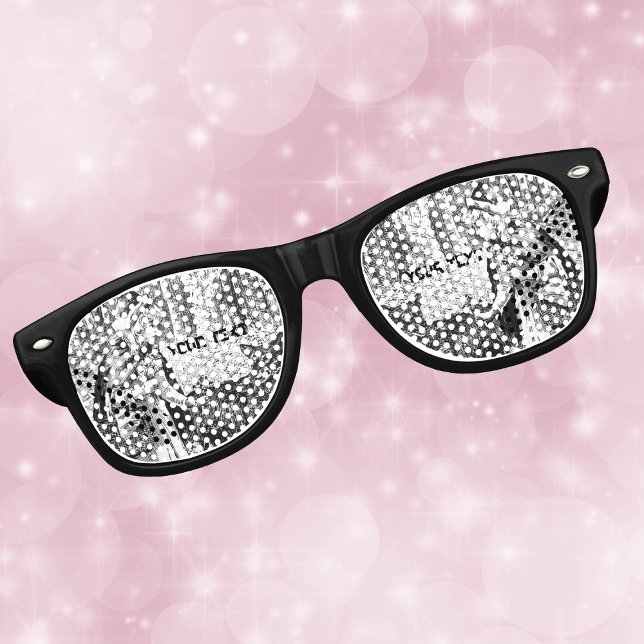 Gafas De Fiesta Retro Lobo de hadas de capucha roja blanco negro (Little red riding hood with wolf in woods fairy tale on black and white retro party glasses.)