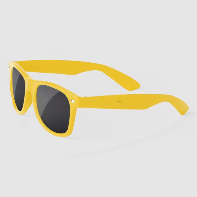 Gafas de sol amarillas con lentes negras se ven  (Izquierda)