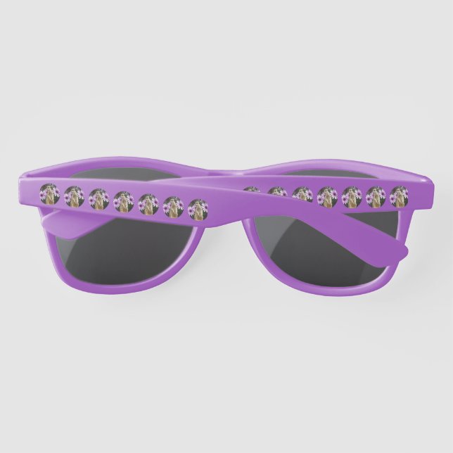 Gafas De Sol Bloom Curioso: Meerkat entre margaritas moradas (Reverso)