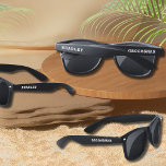 Gafas De Sol Boda Groomsman Personalizado de nombres personaliz<br><div class="desc">Boda Groomsman Modern Personalized Name Personalizado Sungafas presenta un diseño personalizado y sencillo con su nombre y "Groomsman" en elegante y elegante escritura blanca. Edite el texto en los cuadros de texto proporcionados para personalizar. Diseñado por ©Evco Studio www.zazzle.com/store/evcostudio</div>