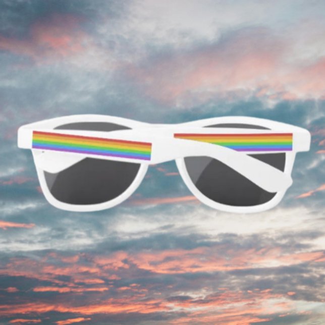 Gafas de sol con rayas del Orgullo del Arcoíris (Subido por el creador)