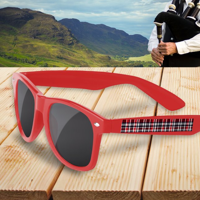 Gafas De Sol Cuadros de Tartán Rojo Blanco Azul Estampado (A pair of sunglasses with a red, white and blue tartan pattern on the arms)