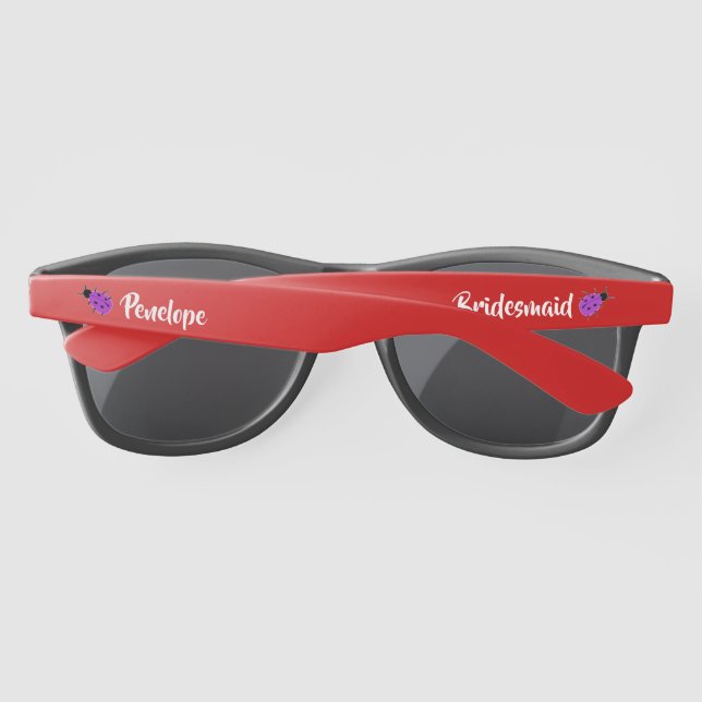 Gafas De Sol Cute Purple Spot Ladybug Bridesmaid con nombre (Reverso)