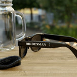 Gafas de sol de la fiesta de la boda del hombre de<br><div class="desc">Un par de gafas de sol es justo lo que tu Bridesman necesita para la Bachelorette Party. Solo agrega su nombre y la fecha de su boda y llámalo hecho. Puede usarse para cualquier miembro de su fiesta nupcial. Tenga en cuenta que la fecha de boda es un texto pequeño,...</div>