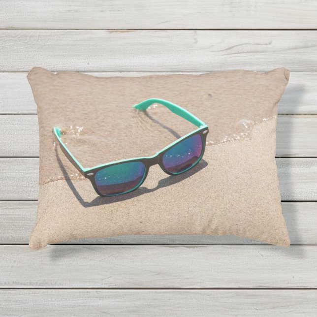 Gafas de sol en la almohada al aire libre del (Anverso)