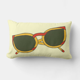 Gafas de sol en la almohada amarilla y roja