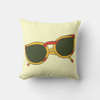 Gafas de sol en la almohada amarilla y roja