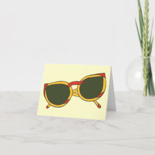 Gafas de sol en tarjetas de notas amarillas y roja