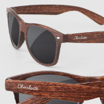 Gafas De Sol Nombre de guión moderno personalizado<br><div class="desc">Agregue su nombre a personalizar en ambos lados en una tipografía de escritura moderna.</div>
