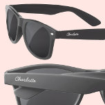 Gafas De Sol Nombre de guión moderno personalizado<br><div class="desc">Agregue su nombre a personalizar en ambos lados en una tipografía de escritura moderna.</div>