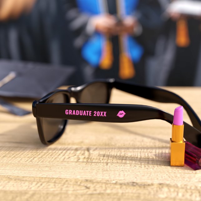 Gafas De Sol Nombre del graduado Lips rosados Lipstick Kiss Gaf (Add your class year and name to these cute lipstick kiss sunglasses and throw your cap in the air!)