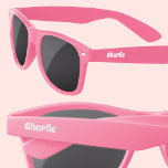 Gafas De Sol Texto de nombre personalizado Groovy moderno<br><div class="desc">Añada su nombre o elección de texto a ambos lados personalizares en un tipo de letra retro groovy moderno.</div>