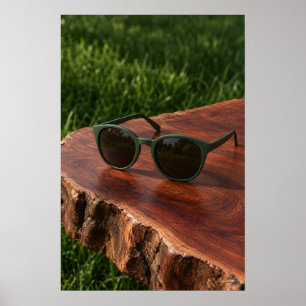 Gafas de sol verdes mate en impresión editorial de