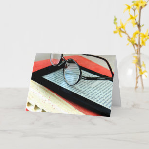 Gafas en una tarjeta de libro