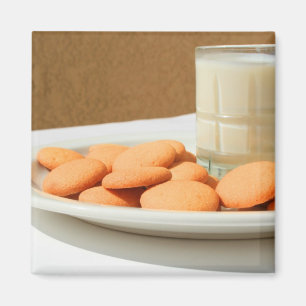 Galletas de la vainilla y un vidrio del imán de l