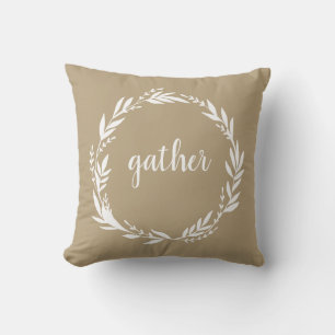 Gather Welcome Wreath Tan Cojín decorativo