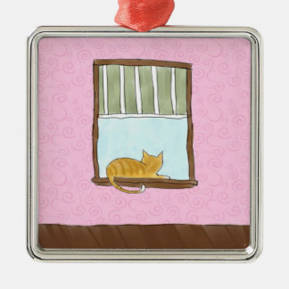 Gatito amarillo en un ornamento de la ventana
