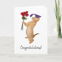 Gatito anaranjado con la tarjeta de la graduación