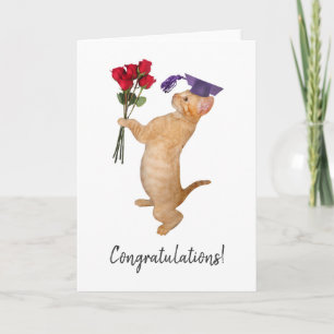 Gatito anaranjado con la tarjeta de la graduación