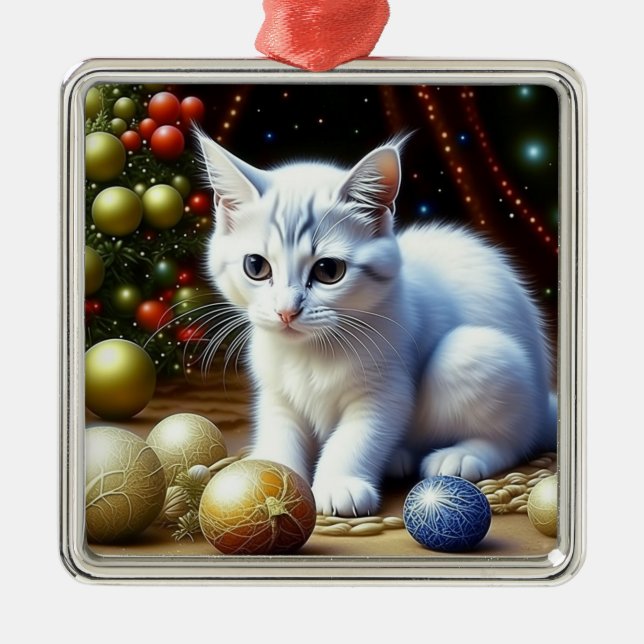 Gatito blanco jugando con los adornos navideños de (Frente)