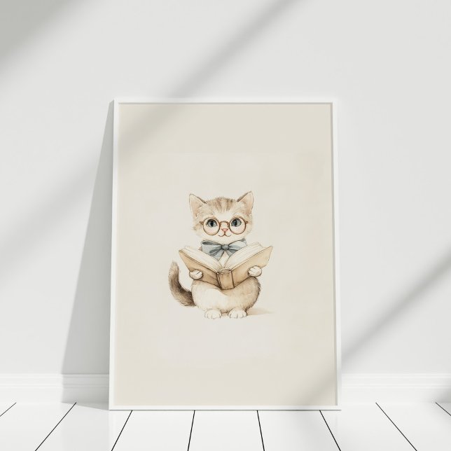 Gatito blanco neutro vintage con arte de guardería (Vintage Neutral Cute Kitten with Book Nursery Art Poster in a white frame on a white wooden floor.)
