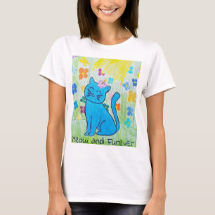 Gatito bonito en una camiseta de las mujeres
