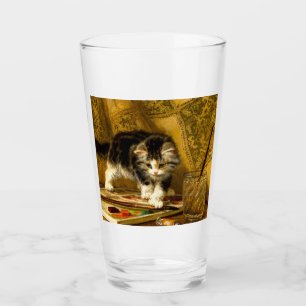 Gatito con pintura y brochas