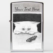 Gatito curioso con el encendedor de Zippo de la