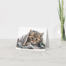 Gatito de Tabby debajo de una manta