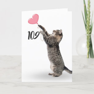 gatito de tabby juguetón para tarjeta de cumpleaño