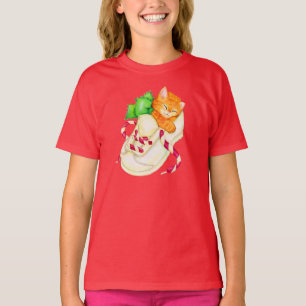 Gatito durmiente en camiseta de Navidades de zapat