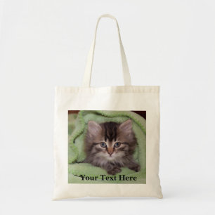 Gatito gris esponjoso y dulce en una bolsa de tela