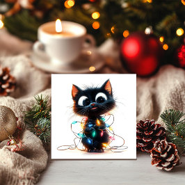 Gatito negro alegre atado con luces de Navidad