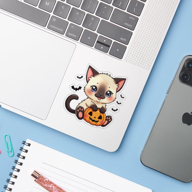 Gatito siamés juguetón – Pegatina de Halloween ado (Ordenado portátil con iPhone)