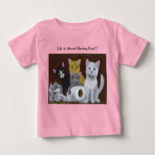 Gatitos divertiéndose con la camiseta del bebé
